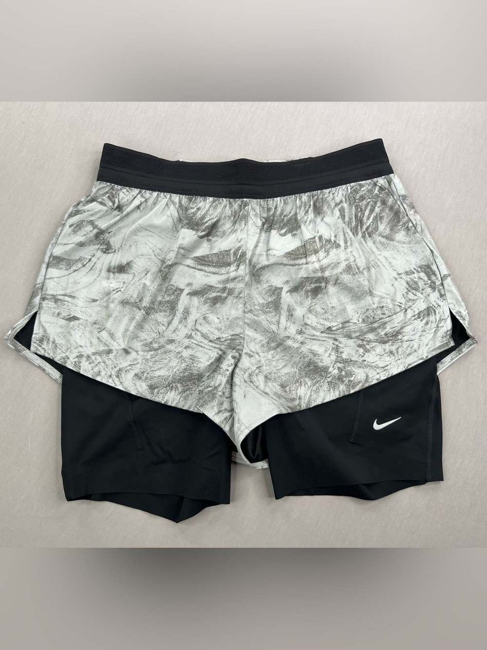 NIKE WOMENS MID-RISE 2-in-1 REFLECTIVE ATHLETIC RUNNING SHORTS